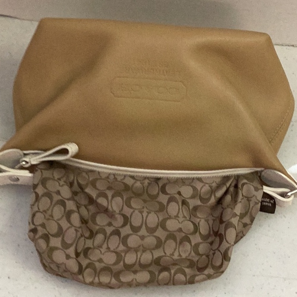 Coach Beige and Cream Leather Shoulder Bag - Picture 7 of 16